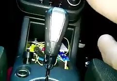 همسر آماتور سوراخ و نحوه استفاده از نرم افزار بازی سکسی آن را به ما نشان می دهد